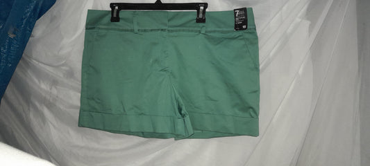 Green polish cotton shorts